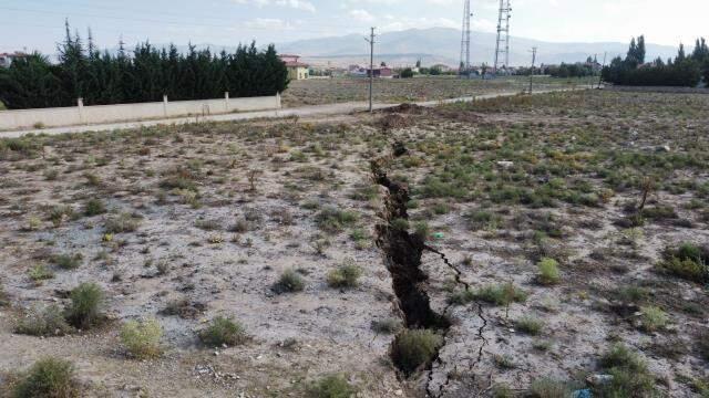 500 metre uzunluğundaki dev yarık mahallede yaşayanları tedirgin etti