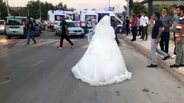 Konvoydaki araç kaza yaptı! Teyzesinin yaralandığını duyan gelin, düğünü bırakıp ambulansa koştu