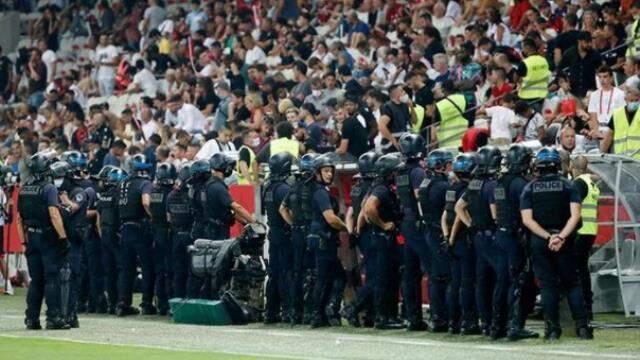 Fransa'da ortalık savaş alanına döndü! Nice taraftarı, Marsilyalı futbolculara tekme tokat saldırdı