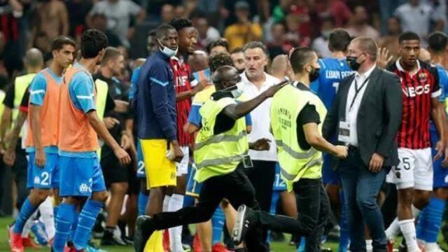 Fransa'da ortalık savaş alanına döndü! Nice taraftarı, Marsilyalı futbolculara tekme tokat saldırdı