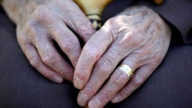 Parkinson hastalığı nedir? Parkinson hastalığı belirtileri nelerdir? Parkinson hastalığı kimlerde görülür? Parkinson evreleri nelerdir?