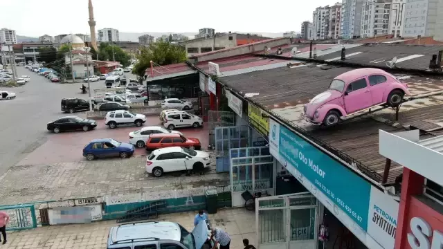 İş yeri adresinin kolaylıkla bulunması için çatıya klasik otomobil yerleştirdi