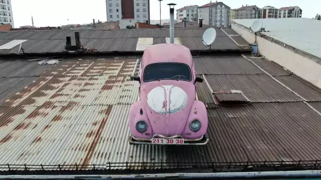 İş yeri adresinin kolaylıkla bulunması için çatıya klasik otomobil yerleştirdi