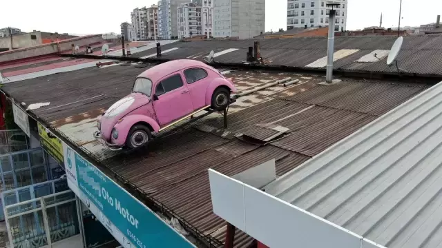 İş yeri adresinin kolaylıkla bulunması için çatıya klasik otomobil yerleştirdi