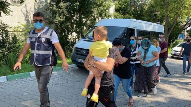 Hırsızlık yaparak Türkiye'yi dolaşan kadınlar yakayı ele verdi! Bir tanesi adliyeye giderken göbek attı