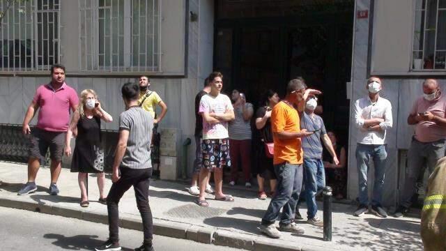 Tadilat yapılan dairedeki yangın apartman sakinlerini sokağa döktü