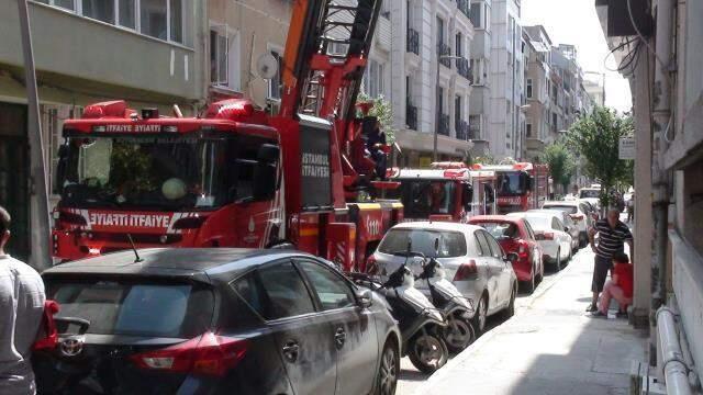 Tadilat yapılan dairedeki yangın apartman sakinlerini sokağa döktü