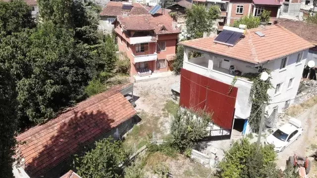 Piknikten dönen yaşlı kadın, evini görünce gözlerine inanamadı! Penceresinin önünü panelle kapattılar