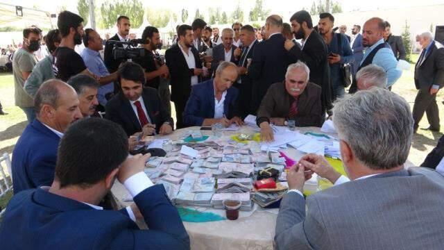 Aşiret düğününde damada 3,4 milyon TL, geline ise kilolarca altın takıldı