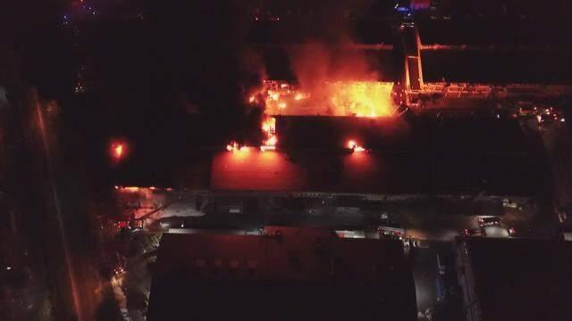 İkitelli Çevre Sanayi Sitesi'nde yangın! Alevlere havadan da müdahale ediliyor