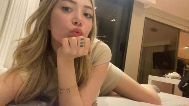 Mehmet Ali Erbil'in kızı Yasmin Erbil'den yatak pozu