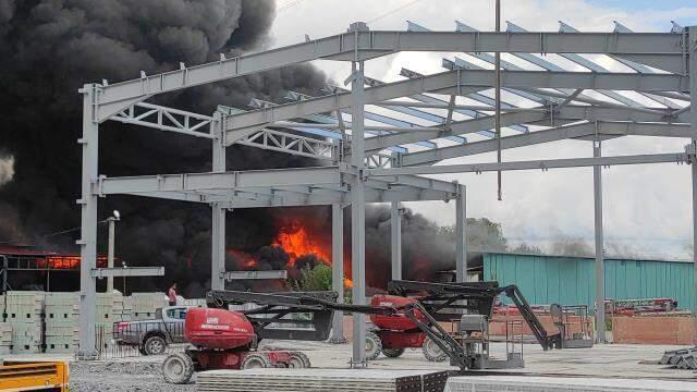 Geri dönüşüm tesisinde yangın! Alevler yan tesise de sıçradı, ekiplerin müdahalesi sürüyor
