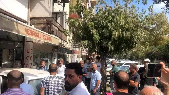 Akrabasına kızdı, dükkanına otomobille girdi