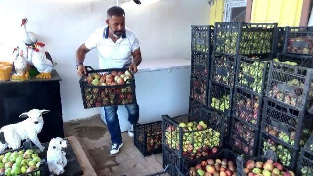 Fırsatçılara tepki gösteren Diyarbakırlı iş adamı, 30 tona yakın ürünü vatandaşlara ve martılara ücretsiz dağıttı
