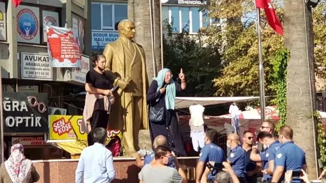 Şiddet mağduru anne ve kadın ekmek bıçaklarını boğazına dayayarak isyan etti