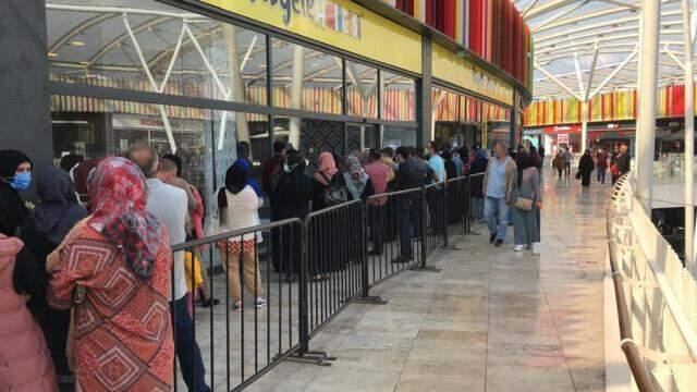 İndirimli halı almak için koronayı unuttular