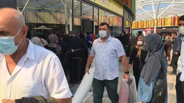 İndirimli halı almak için koronayı unuttular