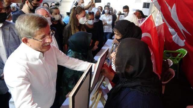 Diyarbakır Anneleri ziyaretinde 'HDP'ye destek vermeyin' sözlerine çok kızan Davutoğlu, ailelerle tartıştı