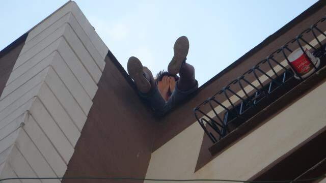 Vefalı dost ve polislerden alkışlanan hareket! Ailesi tarafından terk edilen genç intihardan vazgeçirildi