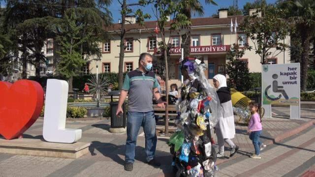 Çöp adam sokaklara indi, vatandaşı kendisiyle yüzleştirdi: Ben sizi sokaklara attığınız çöplerim