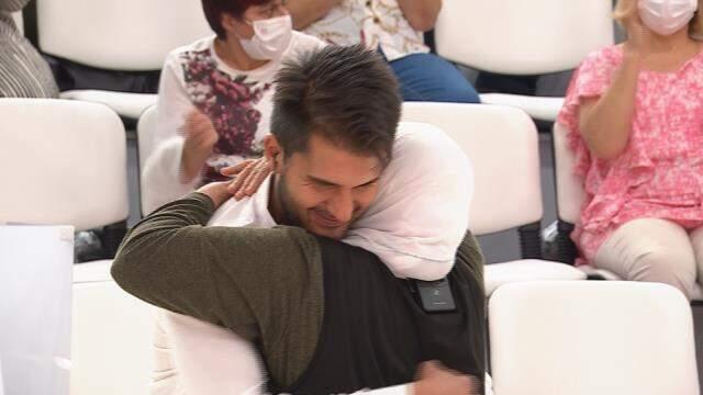 Müge Anlı'yı ağlatan kavuşma! Evlatlık verilen adam, 33 yıl sonra 19 kardeşi ve ailesiyle buluştu