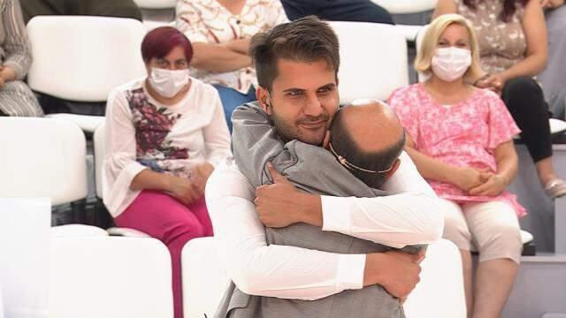 Müge Anlı'yı ağlatan kavuşma! Evlatlık verilen adam, 33 yıl sonra 19 kardeşi ve ailesiyle buluştu