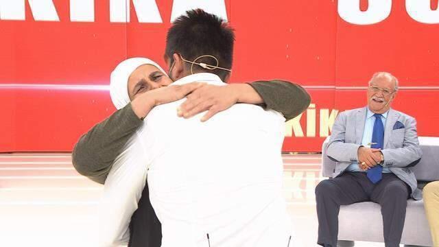 Müge Anlı'yı ağlatan kavuşma! Evlatlık verilen adam, 33 yıl sonra 19 kardeşi ve ailesiyle buluştu