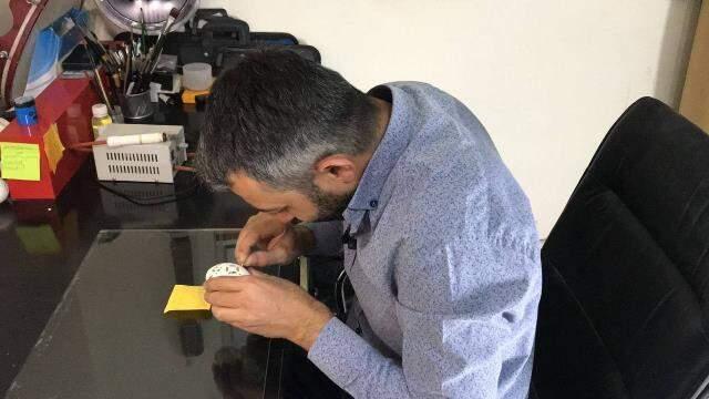 Resim öğretmeni, sanatını tavuk yumurtalarını oyarak icra ediyor