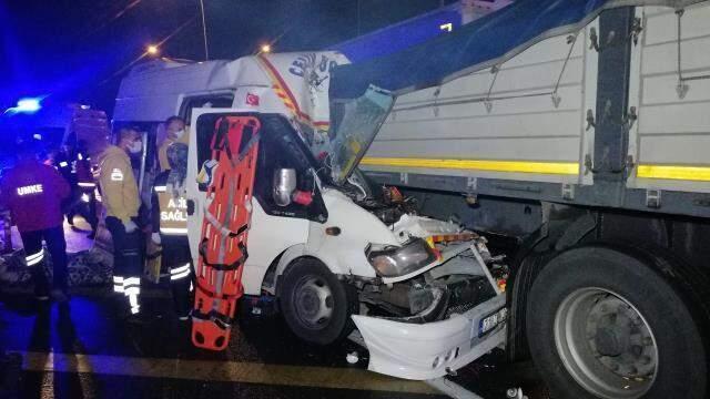 Mevsimlik tarım işçilerini taşıyan minibüs tıra arkadan çarptı: 2'si bebek 17 yaralı