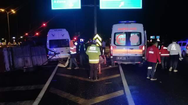 Mevsimlik tarım işçilerini taşıyan minibüs tıra arkadan çarptı: 2'si bebek 17 yaralı