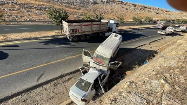 Ters yöne giren minibüs, otomobille kafa kafaya çarpıştı! 1 kişi öldü, 17 tarım işçisi yaralandı