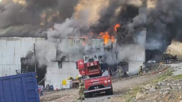İstanbul, sabaha yangınla uyandı! Geri Dönüşüm Tesisi cayır cayır yanıyor