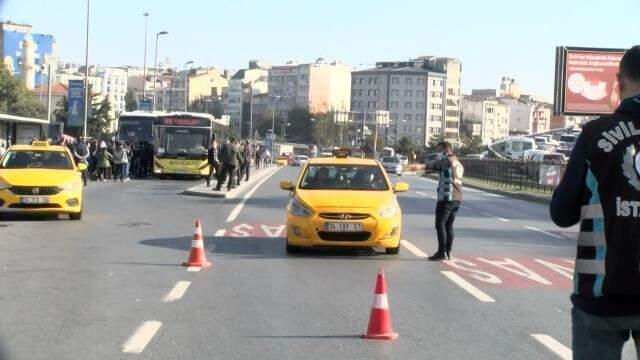 Yolcu seçtiği için aracı çekilen taksi sürücüsünden gazetecilere tepki: Trafiği çekiyor musun?
