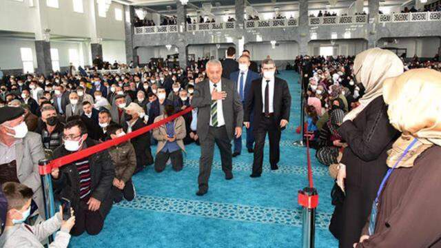 Camide düzenlenen hafızlık icazet töreninde protokol yolu oluşturulduğu iddiası