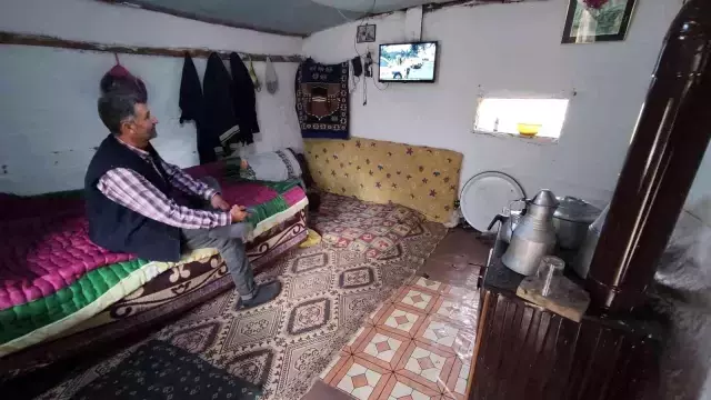 Teknolojiden uzak kalmamak için dağda kendi elektriğini üretiyor