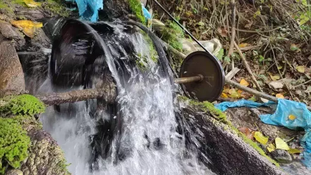 Teknolojiden uzak kalmamak için dağda kendi elektriğini üretiyor