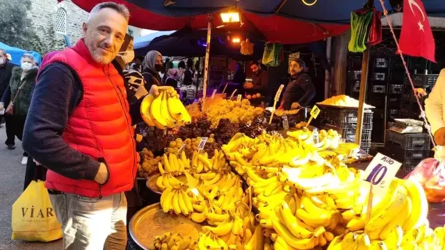 Muzda fiyat uygun olunca vatandaş tezgahlara akın etti, pazarcılar ton ton satıyor