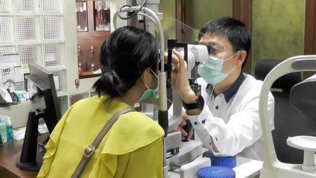 Tıp dünyasını şaşkına çeviren olay! Genç kızın gözünün içine kene girdi doktor bile çıkaramadı