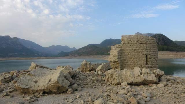 Fotoğraf Adana'dan! Sular çekilince Roma'dan kalma kilise ve tarihi yapılar ortaya çıktı
