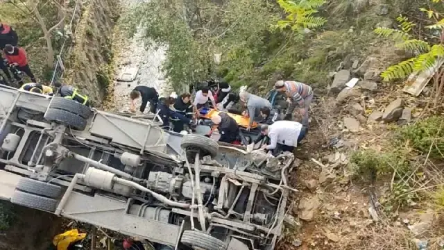 Kocaeli'de servis midibüsü dere yatağına uçtu, çok sayıda yaralı var