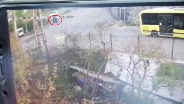 Freni boşalan minibüs rampa aşağı inerken 2 kadına çarptı: 1 ölü, 2 yaralı