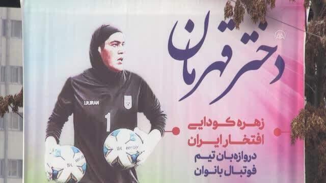 Cinsiyet tartışmalarıyla gündeme oturmuştu! Milli futbolcunun posterleri Tahran meydanlarına asıldı