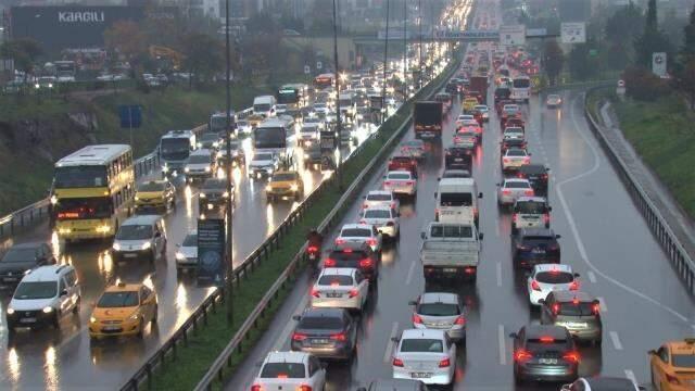İstanbul'da yağışın da etkisiyle trafik yoğunluğu yüzde 87'ye ulaştı