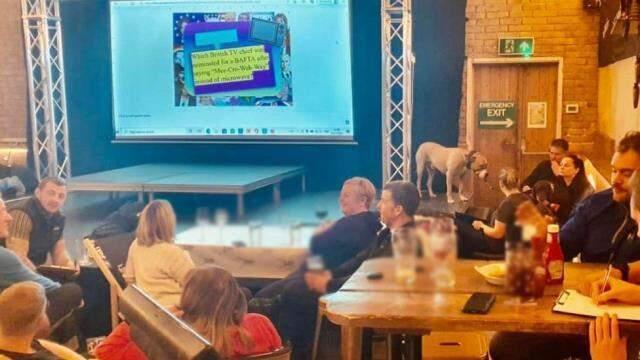 İngiltere'de kar fırtınası nedeniyle 61 kişi, üç gündür bir pubda mahsur