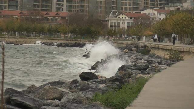 Maltepe'de fırtınayla birlikte dev dalgalar kıyıya vurdu