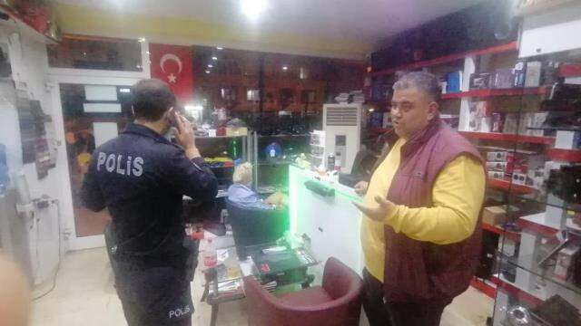 Yaptıklarına kimse anlam veremedi! Çöp kutularını devirdi, üzerindeki kıyafetleri çıkarıp ilginç hareketler yaptı
