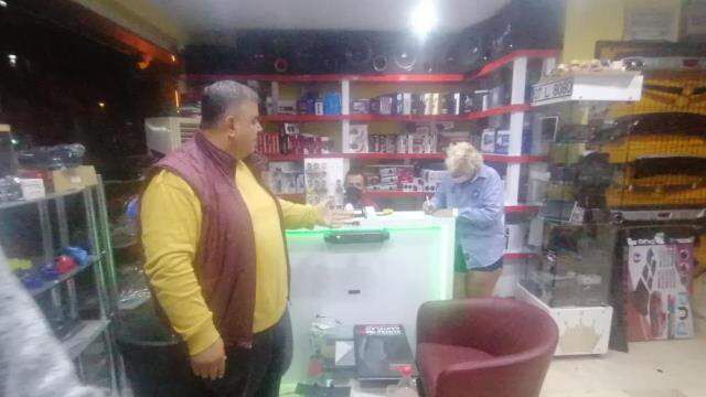 Yaptıklarına kimse anlam veremedi! Çöp kutularını devirdi, üzerindeki kıyafetleri çıkarıp ilginç hareketler yaptı