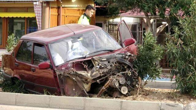 Aydınlatma direğine çarpan otomobilin ön kısmı 60 metre ileride bulundu