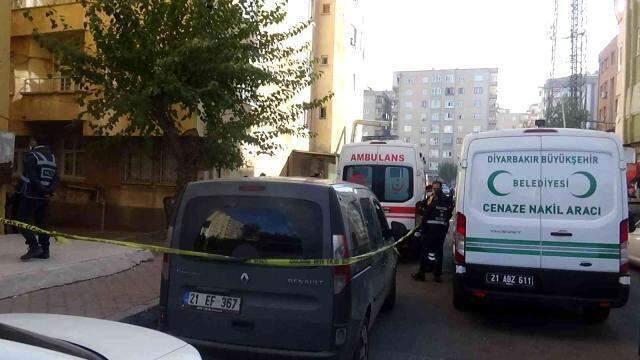 Cinnet getiren baba, oğlunu boğazını keserek öldürdü, 25 yerinden bıçakladığı eşi ve kızını ağır yaraladı