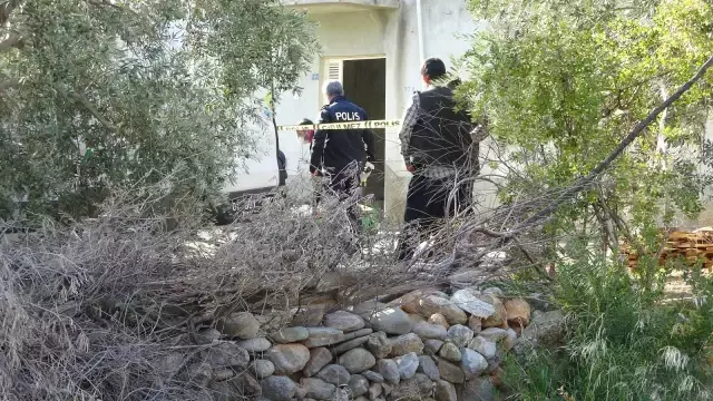 İlaç almak için eczaneye giden kadın, evde anne ve babasının cesedini buldu